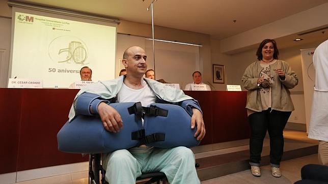 Médicos de La Paz realizan con éxito el primer trasplante de los dos brazos