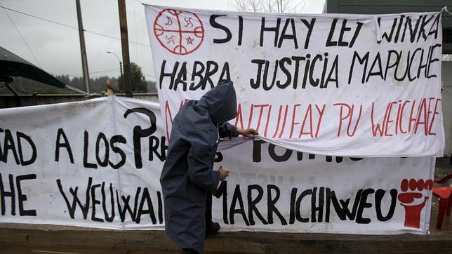 Un seguidor del movimiento mapuche, durante unas protestas en el sur de Santiago, el 24 de agosto de 2009