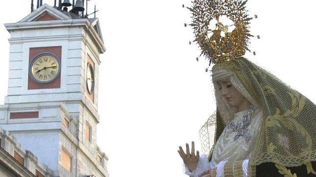 La Virgen Dolorosa, a su paso por la Puerta del Sol de Madrid