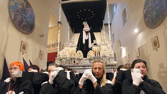Las mujeres portan tradicionalmente, desde 2005, la imagen de Nuestra Señora de los Dolores en la Procesión del Silencio
