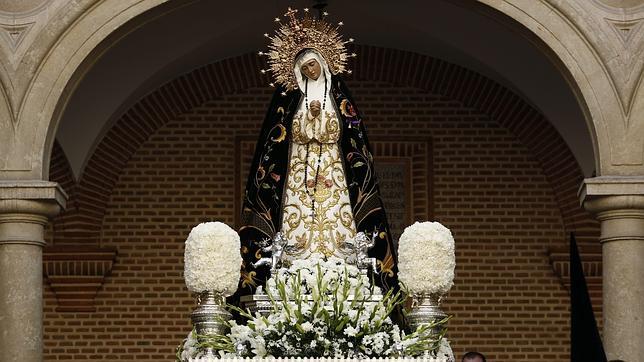 La Soledad, talla del siglo XVIII de Juan Pascual de Mena, saliendo de San Ginés