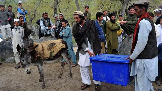 Afganistán despide a Karzai con unas elecciones con alta participación