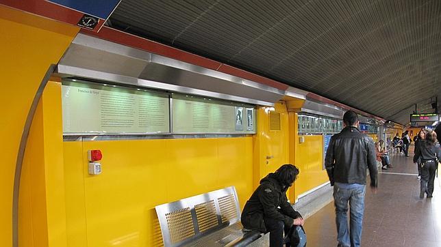 Andén con reproducciones de dibujos y grabados de Goya