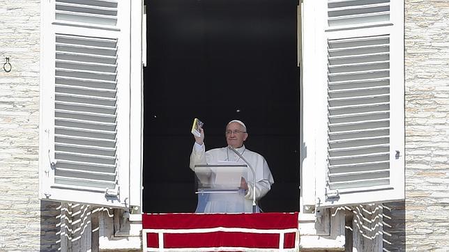 El Papa regala Evangelios de bolsillo a los fieles que han acudido al Ángelus