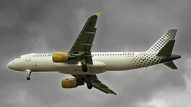Un avión de Vueling con destino a Barcelona vuelve a Tenerife Norte tras el fallo de un motor