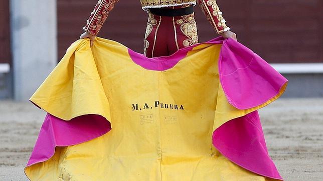 Miguel Ángel Perera, capote a la espalda, se atreve este año con los adolfos