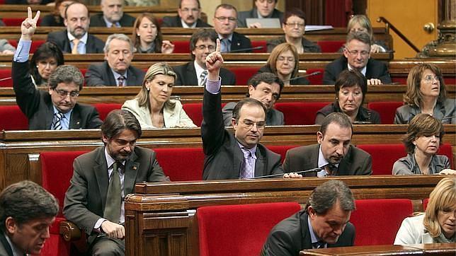 CiU dice que sólo negociaría fecha y pregunta, pero no la celebración de la consulta