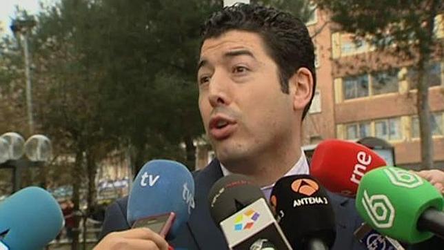 Padres del Valdeluz califican al profesor encarcelado de «cariñoso y muy cercano»