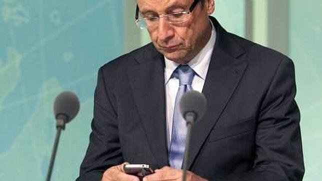 Hollande prohibe a sus ministros que usen el móvil porque se desconcentran