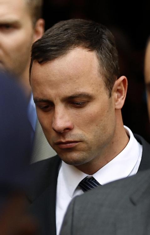 Oscar Pistorius evita mirar al fiscal durante el juicio por la muerte de Reeva