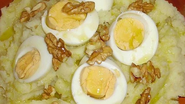 Las exquisitas y pequeñas nueces de la sierra se añaden para adornar y completar un plato nutritivo que se sirve con rodajas de huevo duro