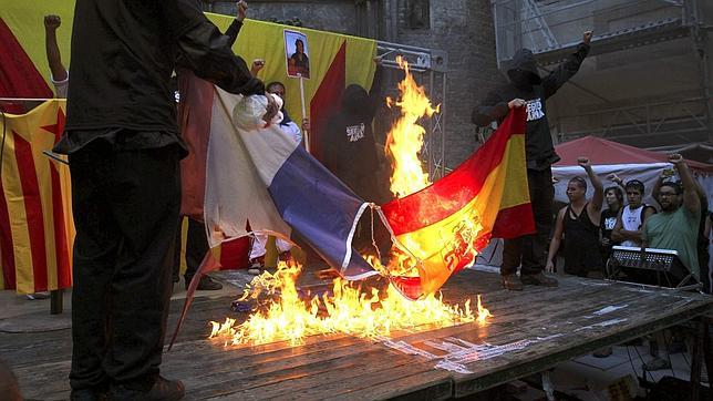 Quema de banderas durante la Diada de 2012, en Barcelona