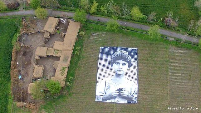 Fotos enormes de niños para protestar contra los drones «asesinos» en Pakistán