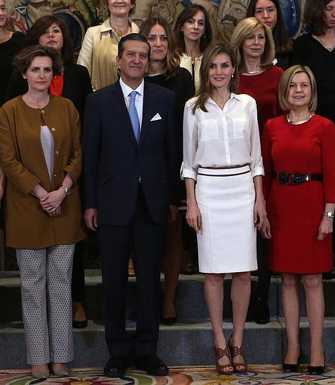 Doña Letizia, de blanco para recibir a la revista «Mujer Hoy»