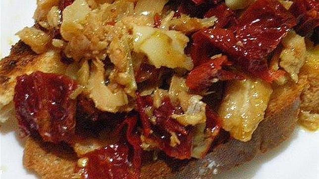 Emplea bacalao en salazón como primer ingrediente y se suele servir con verduras, patatas, pimientos rojos secos, cabezas de ajos, pimentón dulce y cebollas