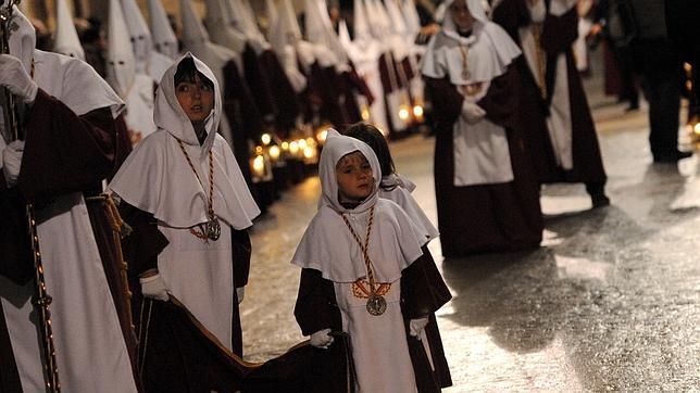 Cofrade del Cristo de la Vega a su paso por la calle Arco de Palacio