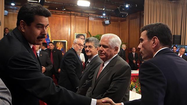 Intercambio de reproches en la primera reunión entre Maduro y la oposición