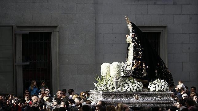 Un momento de la procesión de la Virgen de la Soledad, a su paso por el centro de Madrid