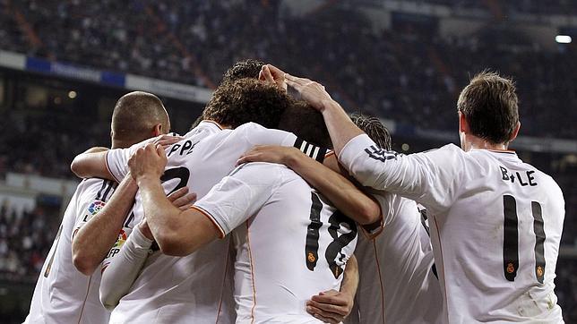 El Madrid golea al Almería y vuelve a soñar con la Liga