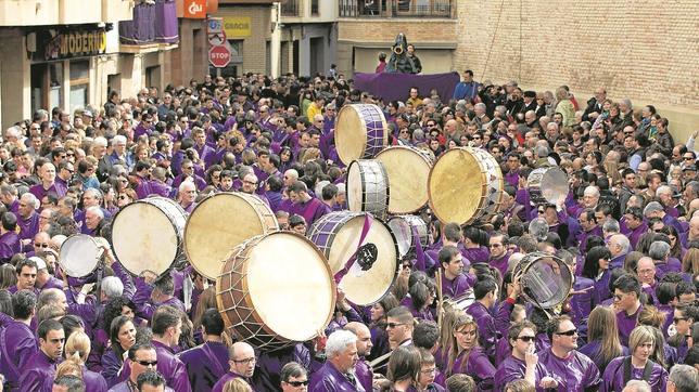 A mediodía del Viernes Santo, miles de personas se citan en la plaza de España