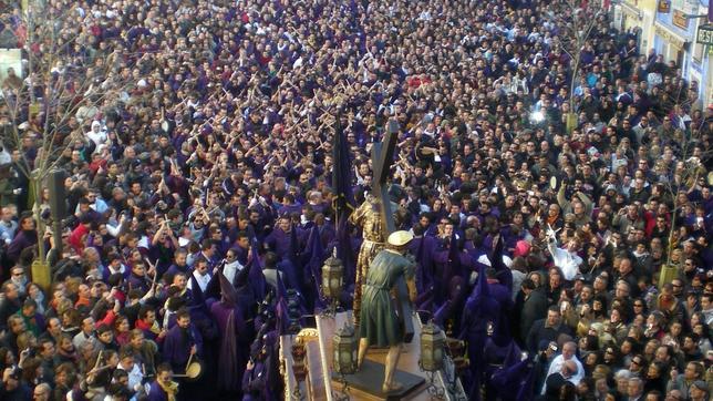 El Nazareno llega a la Plaza Mayor de Cuenca, donde le antecede la Turba
