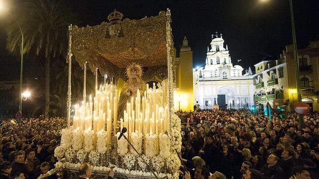 La Macarena, poco después de salir de su basílica y atravesar el arco con su nombre