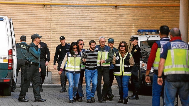 Carcaño juega con la Policía