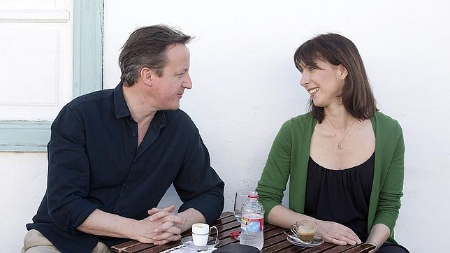 David Cameron se relaja paseando y practicando el surf en la isla de Lanzarote