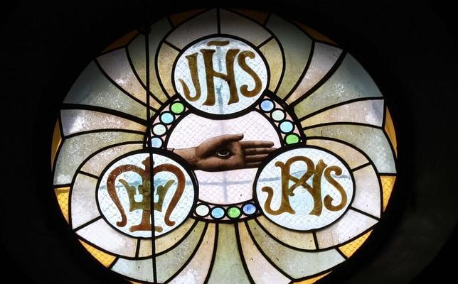 Descubren dos vitrales inéditos de Gaudí en una capilla particular de Barcelona