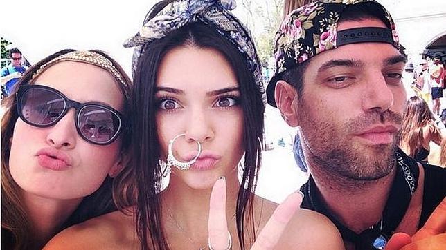 Kendall Jenner y su enorme pendiente en la nariz en el Festival de Música y Artes de Coachella Valley