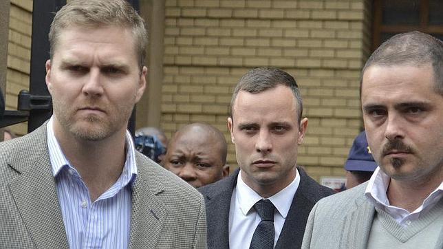 La novia de Pistorius le estaba hablando cuando la mató, según el fiscal