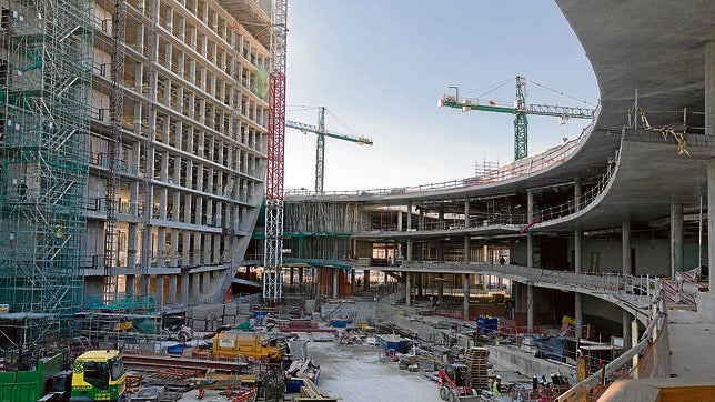 Plaza situada junto a La Vela, que se abrirá a los empleados una vez terminadas las obras