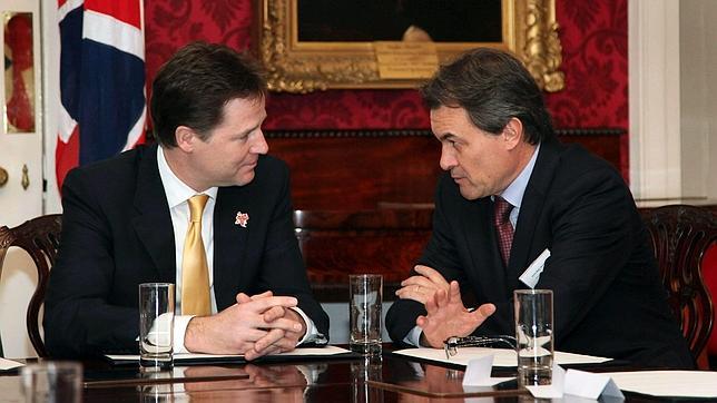 El Gobierno catalán paga 720.000 euros a expertos ingleses en procesos secesionistas