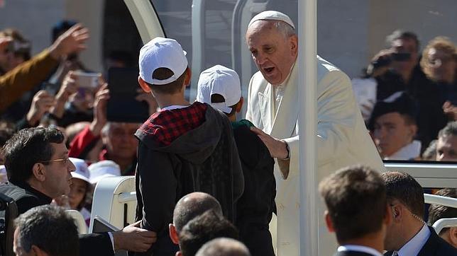 El Papa inicia la Semana Santa rodeado de miles de jóvenes de todo el mundo