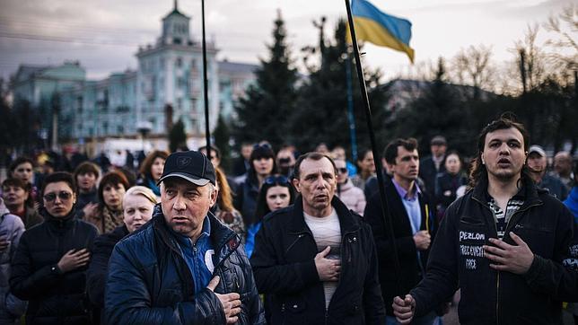Manifestantes ucranianos cantan el himno de su país durante una concentración este martes en Lugansk (este)