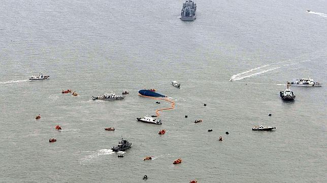 El mal tiempo dificulta la búsqueda de los desaparecidos en el barco surcoreano volcado