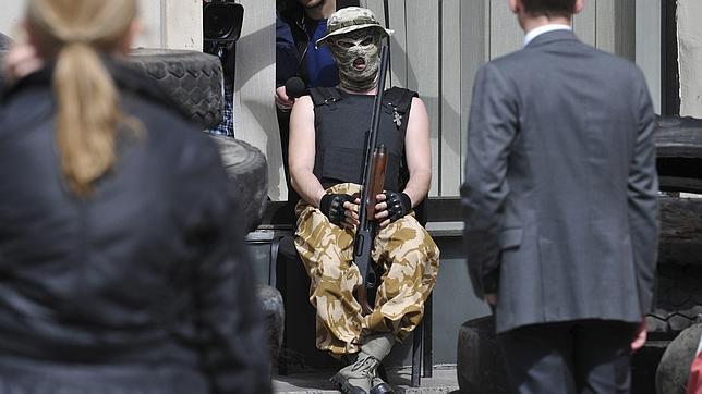 Un prorruso armado hace guardia junto al tomado ayuntamiento de Donetsk (este Ucrania)