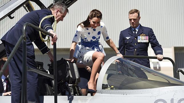 La Duquesa de Cambridge se sube a un avión de combate en Australia