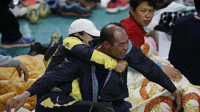 Las posibilidades de hallar supervivientes se hunden con el buque surcoreano