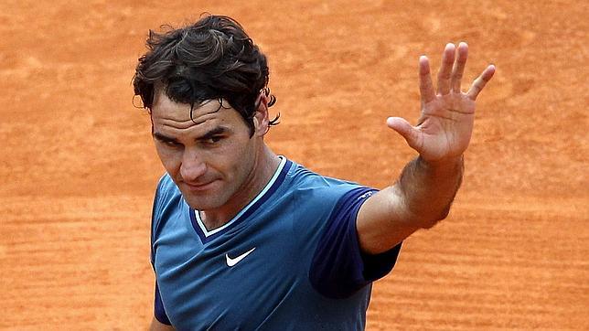 Federer reduce a Djokovic