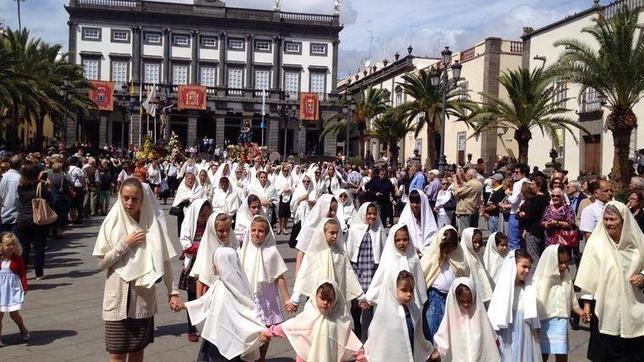 Brillo y tradición en las procesiones de la Mantilla y la Magna por Triana y Vegueta