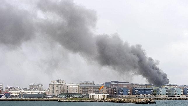 Un aparatoso incendio en una central eléctrica deja a Gibraltar sin luz
