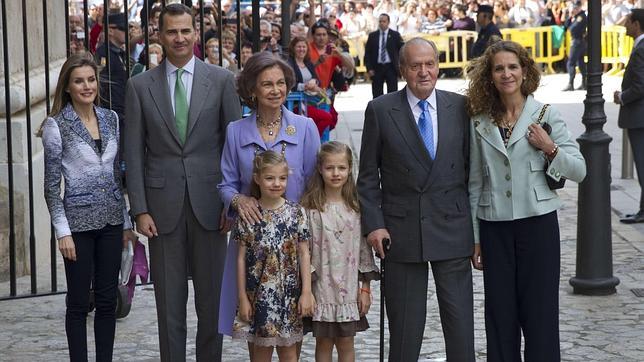 Doña Letizia, con chaqueta y pantalón en la misa de Pascua en Palma