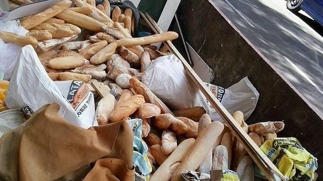 Indignación: decenas de barras de pan de un supermercado, en la basura