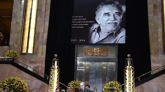 México despide a García Márquez con una lluvia de flores amarillas