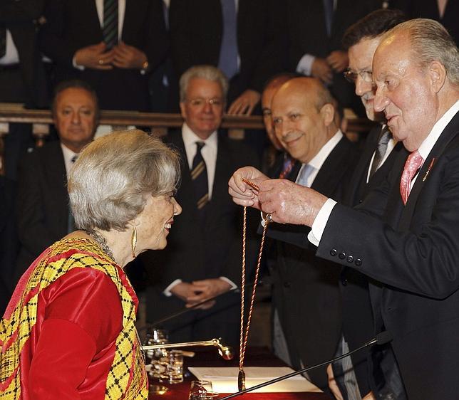 El Rey reconoce el compromiso de Poniatowska al dar voz a los desfavorecidos