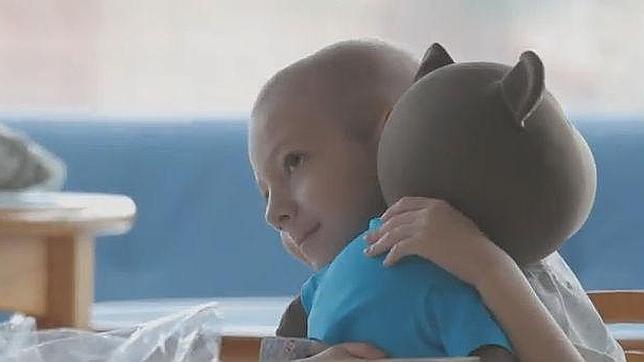 «Elo», el oso de peluche que ayuda a los niños con cáncer