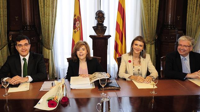 El Sant Jordi de Sáenz de Santamaría: dos rosas y un libro sobre literatura catalana