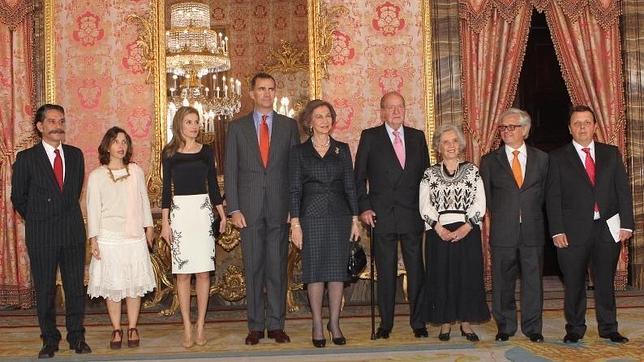 Doña Letizia apuesta por el blanco y negro para celebrar el Día del Libro