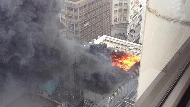 Aparatoso incendio en la Plaza de los Cubos de Madrid